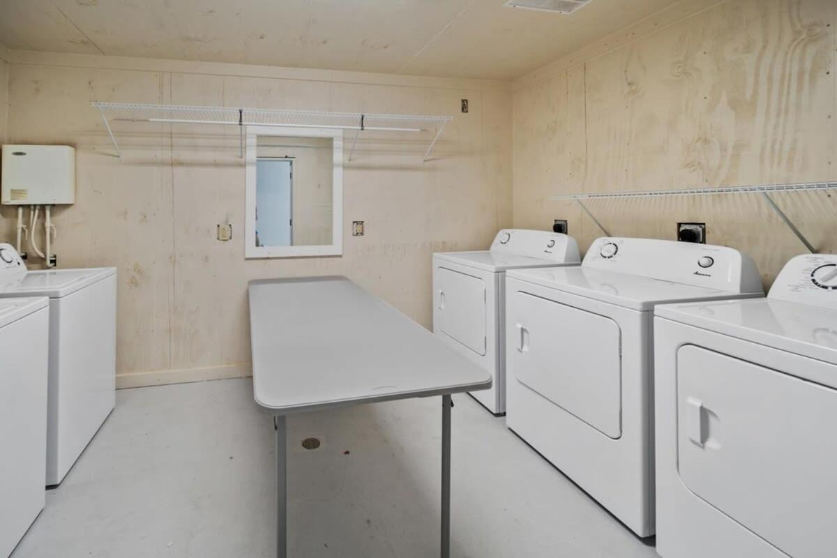 Newly Renovated Condo With Private Balcony! 巴拿马城 外观 照片